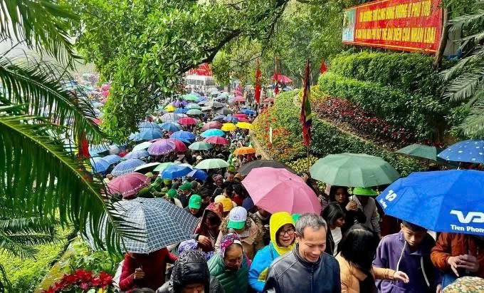 Decenas de miles de personas visitan el Templo de los Reyes Hung (Fuente: Du Lich Phu Tho)