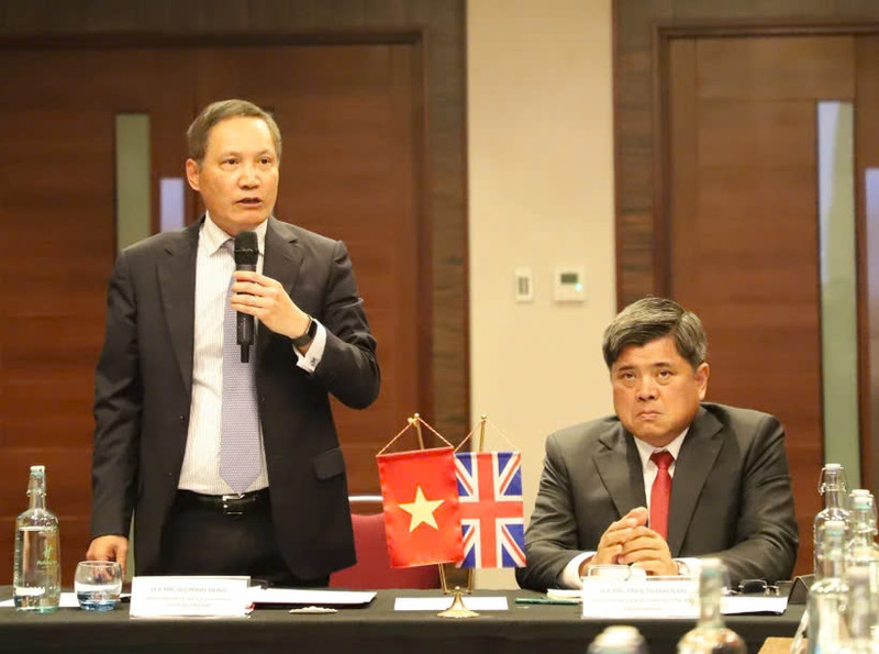 El embajador de Vietnam en Reino Unido, Do Minh Hung, habla en el evento. (Fuente: VNA) 