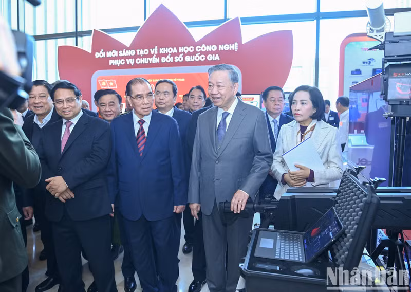 El secretario general del PCV, To Lam, visita la exposición científica y tecnológica.