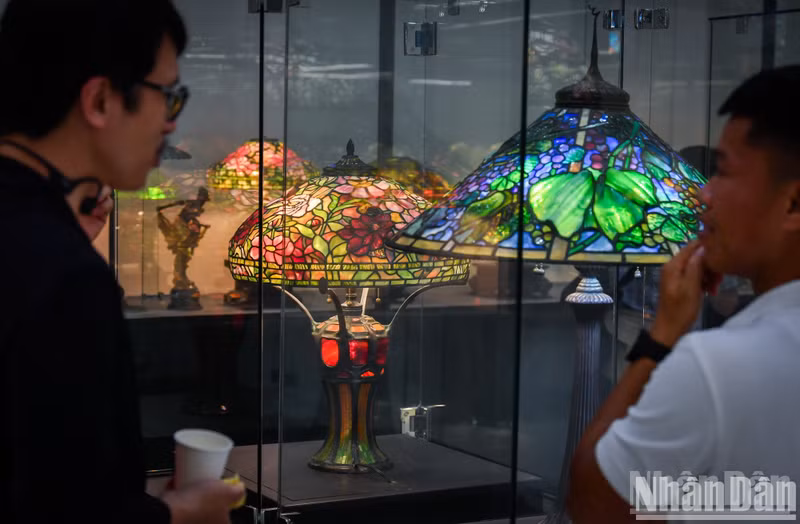 El museo cuenta con obras típicas del mundo comoMurano (Italia), Bohemian (Checoslovaquia), Tiffany (Estados Unidos), Mayer Munich (Alemania).