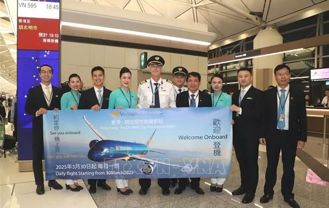 La primera tripulación de vuelo de Ciudad Ho Chi Minh a Hong Kong cuando se reabrió la ruta. (Foto: VNA)