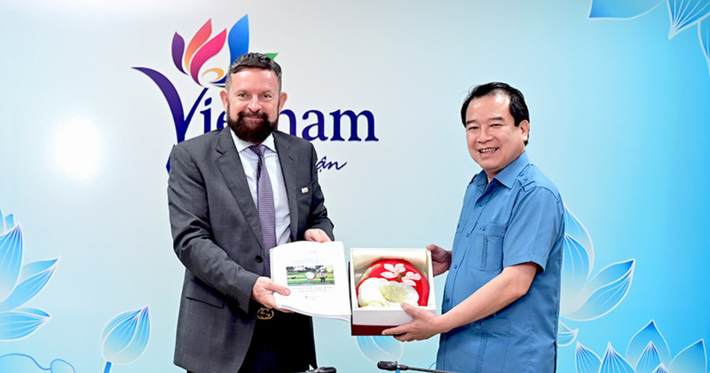 El subjefe del Departamento Nacional de Turismo, Ha Van Sieu y Edgar Doerig, representante en jefe de la Oficina Regional para Asia-Pacífico de la OIF.
