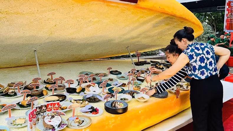 Un stand de presentación de banh mi en la segunda edición del Festival, celebrada en 2024.