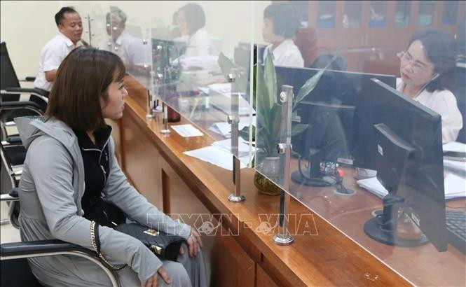 Los ciudadanos realizan procedimientos administrativos en el Centro de Servicios Administrativos Públicos en la provincia de Thai Binh (Fuente: VNA)