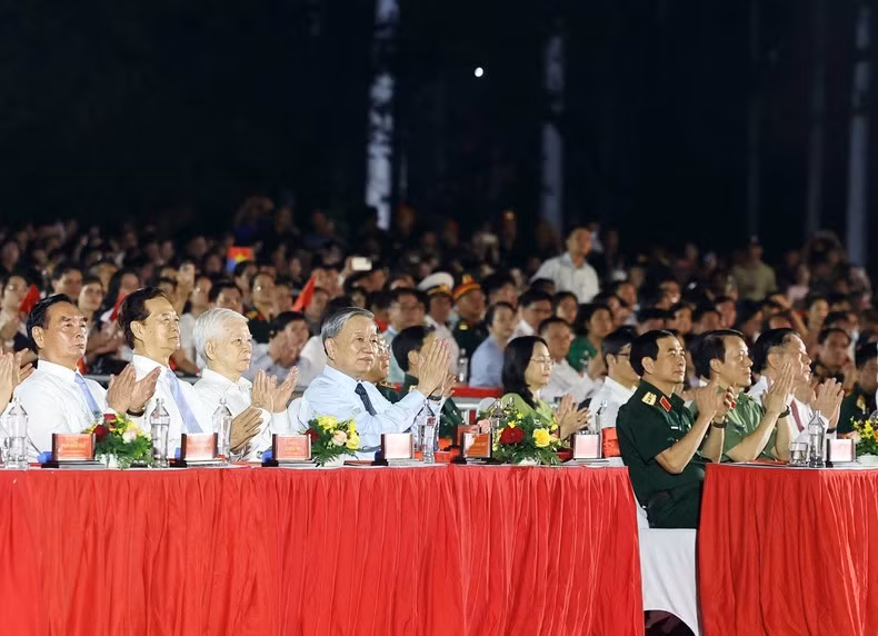 El secretario general To Lam y los dirigentes y ex líderes del Partido y Estado acuden a la velada. El secretario general To Lam y los dirigentes y ex líderes del Partido y Estado acuden a la velada.