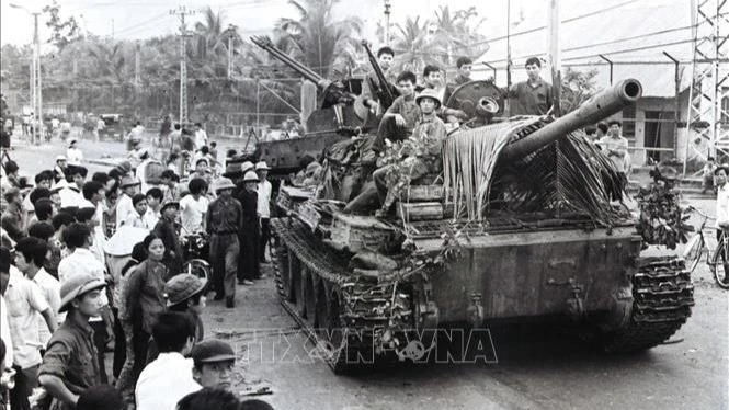 El tanque del Ejército de Liberación avanza hacia Nha Trang (Khanh Hoa), el 2 de abril de 1975. (Foto: VNA)