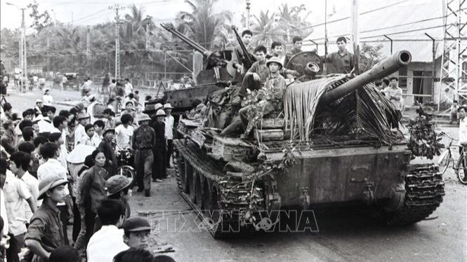 El tanque del Ejército de Liberación avanza hacia Nha Trang (Khanh Hoa), el 2 de abril de 1975. (Foto: VNA)