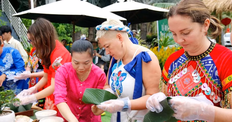 Turistas exploran tradiciones vietnamitas del Tet a través del festival de Banh chung. (Fuente: VNA)