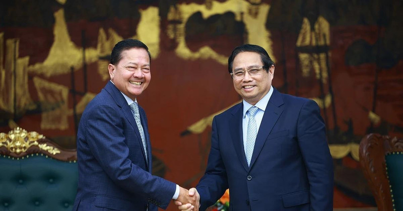 El primer ministro de Vietnam, Pham Minh Chinh, recibe al viceprimer ministro de Camboya, Neth Savoeun. (Fuente: VNA)