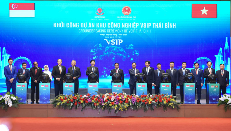 Los primeros ministros de Vietnam, Pham Minh Chinh, y de Singapur, Lawrence Wong, asistieron este martes a la ceremonia de colocación de la primera piedra del Parque Industrial Vietnam-Singapur Thai Binh (VSIP Thai Binh) (Fuente: VNA)
