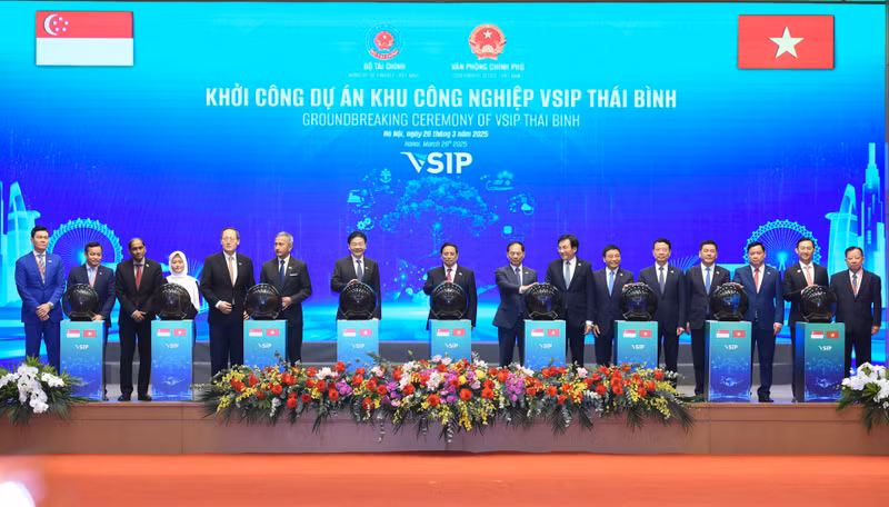 Los primeros ministros de Vietnam, Pham Minh Chinh, y de Singapur, Lawrence Wong, asistieron este martes a la ceremonia de colocación de la primera piedra del Parque Industrial Vietnam-Singapur Thai Binh (VSIP Thai Binh) (Fuente: VNA)