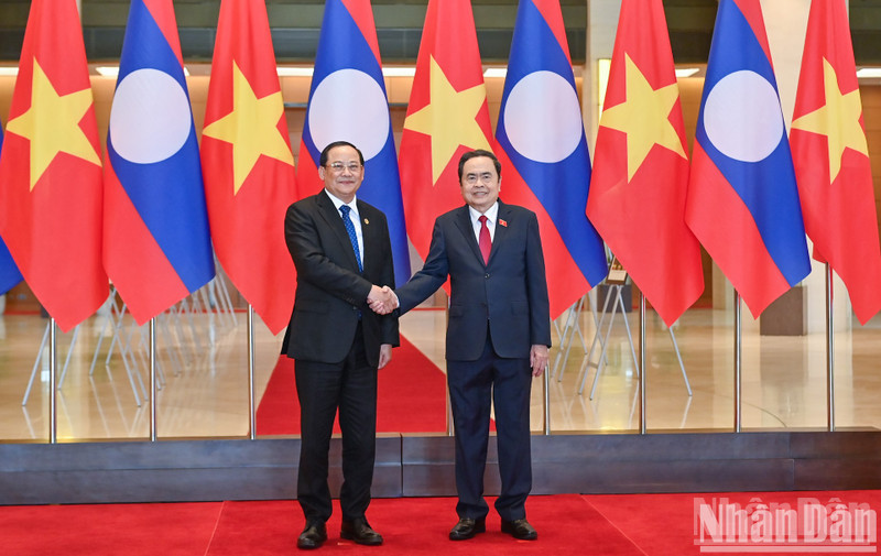 El presidente de la Asamblea Nacional de Vietnam, Tran Thanh Man (derecha), recibe al primer ministro de Laos, Sonexay Siphandone. 