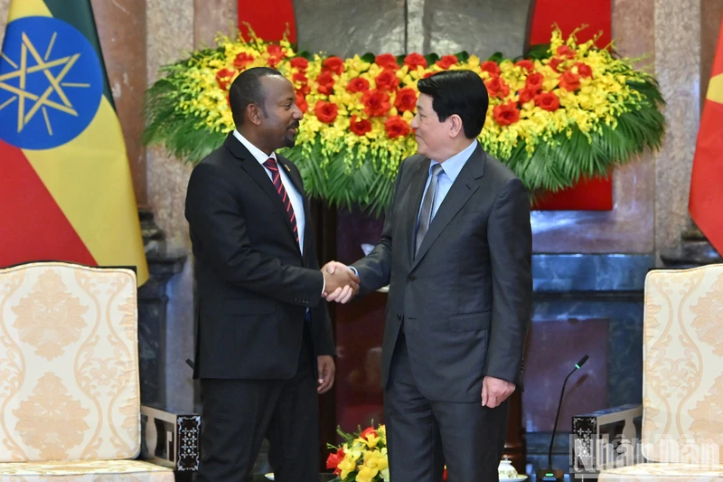 El presidente vietnamita, Luong Cuong (derecha) recibe al primer ministro de Etiopía, Abiy Ahmed Ali. 