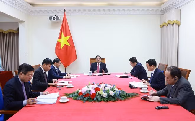 El primer ministro Pham Minh Chinh sostiene una llamada telefónica con su homólogo neozelandés, Christopher Luxon. (Foto: VNA)