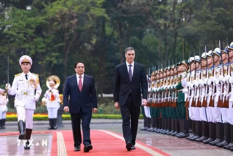 El primer ministro vietnamita, Pham Minh Chinh, y el presidente del Gobierno español, Pedro Sánchez, pasan revista a la Guardia de Honor del Ejército Popular de Vietnam. (Foto: VNA)