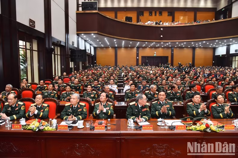 Delegados acuden al acto.