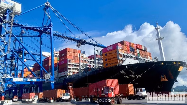 El puerto de Lach Huyen, punto final del ferrocarril que conecta Hekou (China) y Lao Cai-Hanói-Hai Phong.