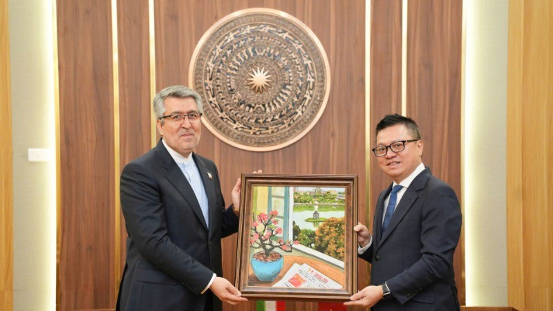 El presidente-editor del periódico Nhan Dan (Pueblo), recibe al embajador de Irán en Hanói. 