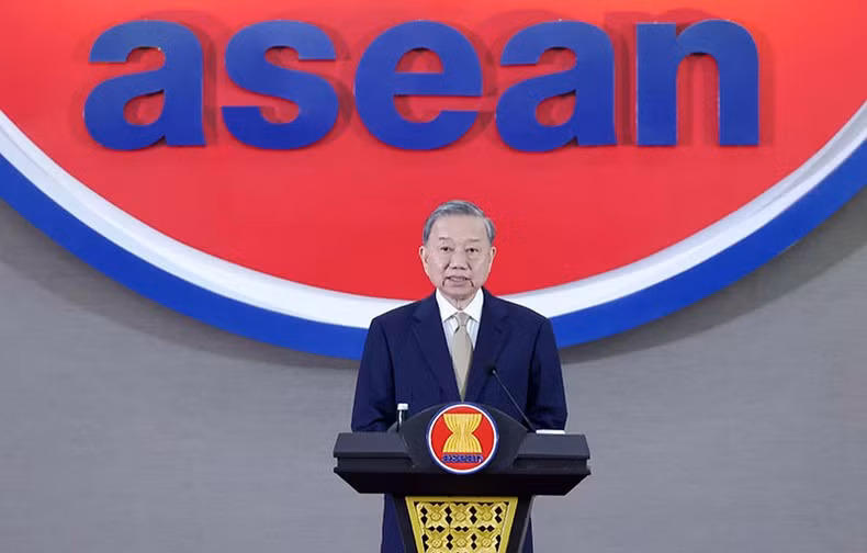 El secretario general del PCV, To Lam, habla en el acto.