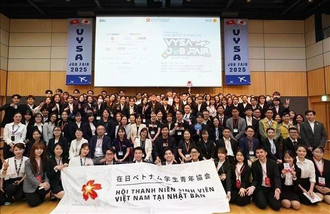 Estudiantes vietnamitas y representantes de empresas japonesas en una foto grupal en la feria de empleo de Tokio el 19 de abril. (Foto: VNA) 