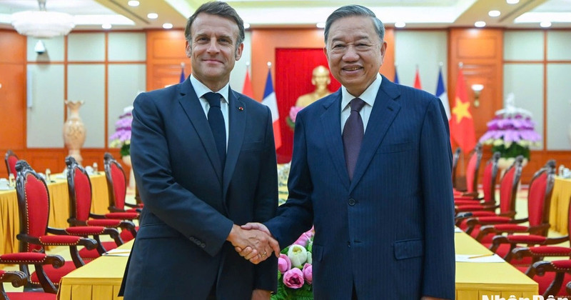 El secretario general del Partido Comunista de Vietnam, To Lam (derecha), se reúne con el presidente francés, Emmanuel Macron.