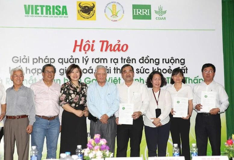Otorgamiento de certificados de derechos para utilizar la marca de arroz verde vietnamita de bajas emisiones a empresas calificadas. (Foto: baochinhphu.vn) 