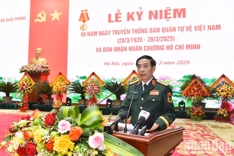 El ministro de Defensa, Phan Van Giang, habla en la ceremonia.