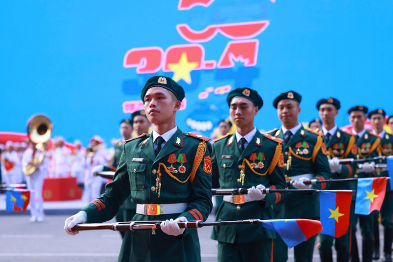 Vietnam celebra reunificación nacional con ceremonia conmemorativa y desfile militar