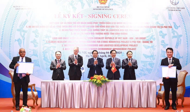 La ceremonia de firma contó con la presencia del primer ministro Pham Minh Chinh, el viceprimer ministro Bui Thanh Son, el ministro de Finanzas Nguyen Van Thang, así como altos representantes del BM, el BAD y diversos ministerios. (Fuente: VNA)