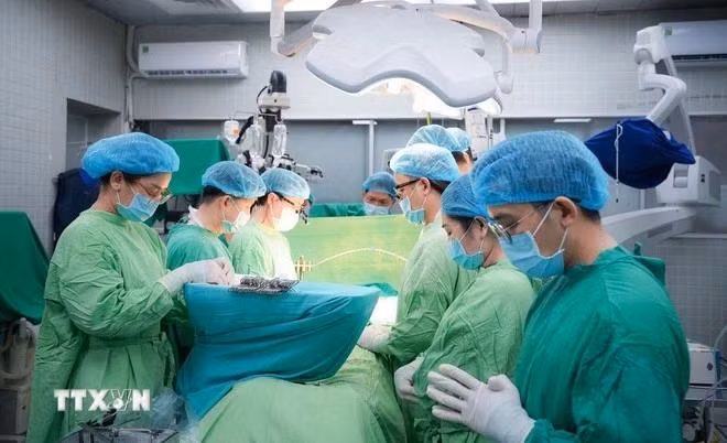 Los médicos guardaron un minuto de silencio en honor al donante de órganos. (Foto: VNA) 