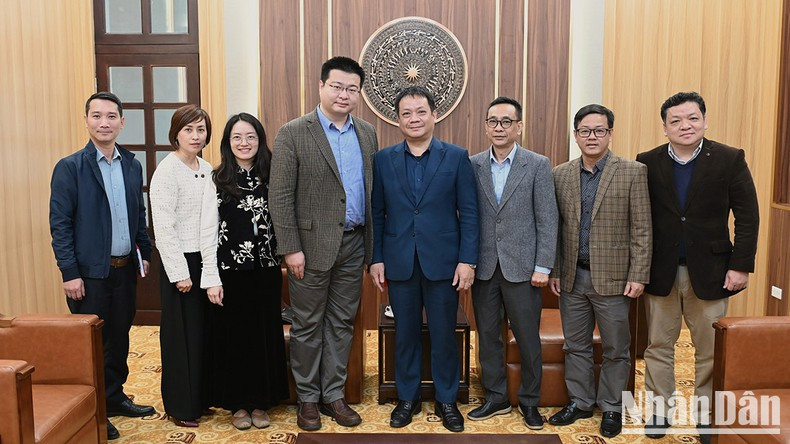 Dirigentes y reporteros del periódico Nhan Dan y la delegación de Xinhua. 