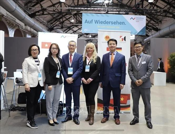 El embajador de Vietnam en Alemania, Vu Quang Minh, se tomó una foto de recuerdo con representantes de empresas connacionales participantes en el Día del Futuro de las pequeñas y medianas empresas 2025 en Berlín. (Foto: VNA)