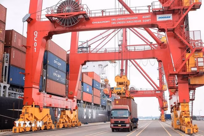 Carga y descarga de contenedores en el puerto internacional de Chu Lai. (Foto: VNA)