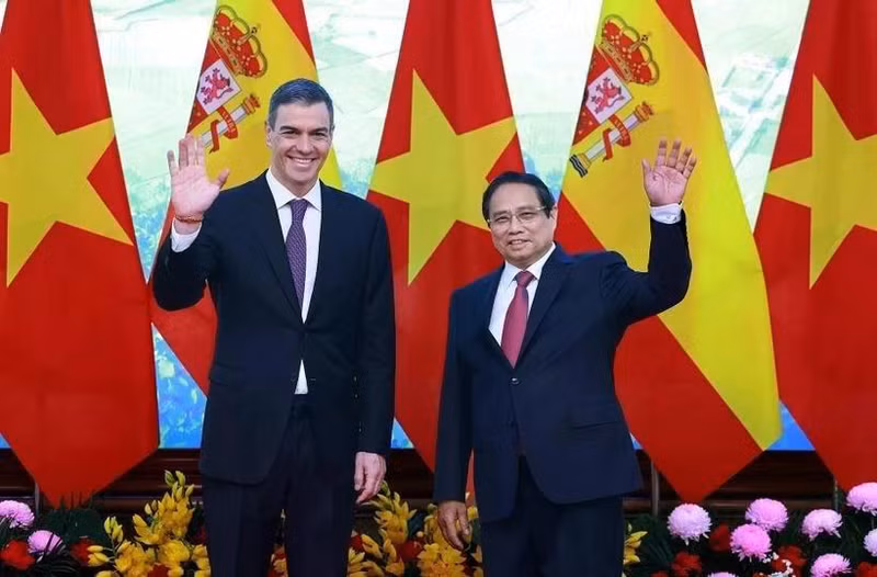 El primer ministro vietnamita, Pham Minh Chinh (der.), y el presidente del Gobierno de España, Pedro Sánchez. (Foto: VNA)