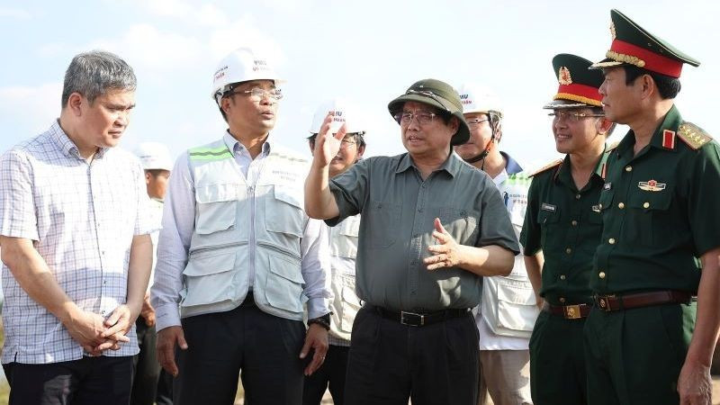 El primer ministro de Vietnam, Pham Minh Chinh, inspecciona la ejecución del proyecto en el tramo Hau Giang- Ca Mau. 