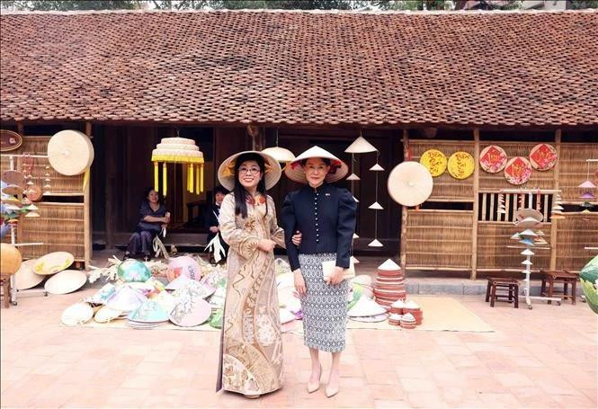 Cónyuges de premieres de Vietnam y Singapur visitan Museo de Etnología en Hanói. (Fuente: VNA)
