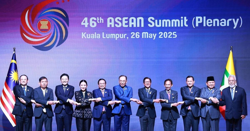 El primer ministro Pham Minh Chinh y líderes de los países de la Asean y Timor Leste participan en la sesión plenaria de la 46 Cumbre de la Asean. (Fuente: VNA)