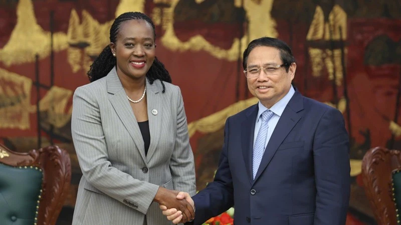 El primer ministro Pham Minh Chinh recibe a Soipan Tuya, secretaria del Gabinete de Defensa de Kenia (Fuente: VNA)