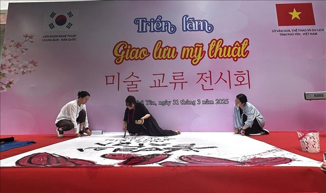 Artista de Corea del Sur realiza caligrafía. (Fuente: VNA)