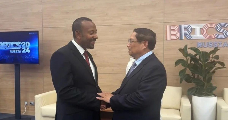 El primer ministro Pham Minh Chinh y su homólogo etíope Abiy Ahmed se reunieron en octubre de 2024 en Rusia (Foto: VNA)