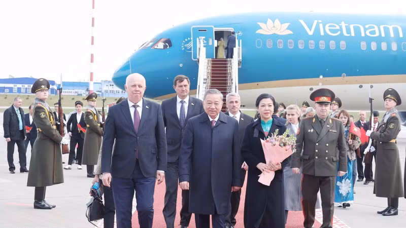 El viceprimer ministro bielorruso Anatoly Sivak recibe al secretario general To Lam y a su esposa en el Aeropuerto Internacional de Minsk. (Foto: VNA) 