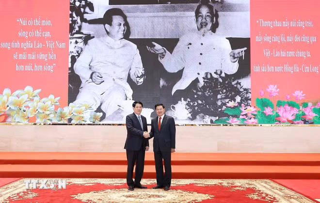 El presidente vietnamita, Luong Cuong (izquierda) y el secretario general del Partido Popular Revolucionario de Laos y presidente del país, Thongloun Sisoulith (Fuente: VNA)