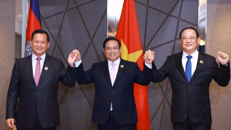 El primer ministro de Vietnam, Pham Minh Chinh, y sus homólogos de Camboya, Samdech Thipadei Hun Manet, y de Laos, Sonexay Siphandone, en Kuala Lumpur, Malasia. (Fuente: VNA)