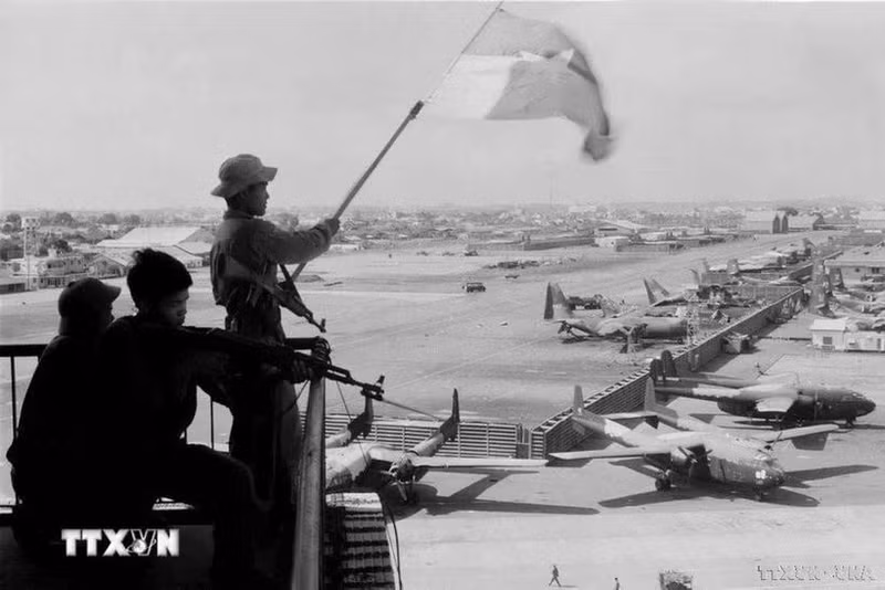 La bandera de la liberación ondea en el aeropuerto de Tan Son Nhat, el 30 de abril de 1975. (Fuente: VNA)