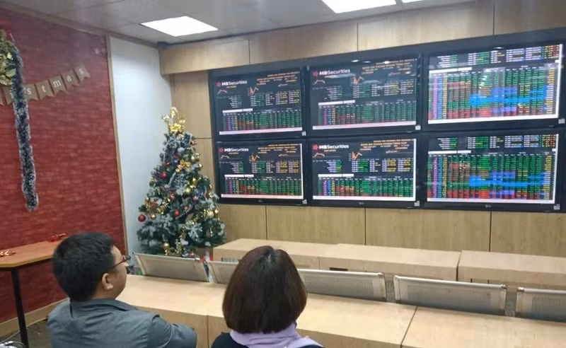 Los inversores siguen de cerca la evolución del mercado bursátil en MBS. (Foto: VNA)