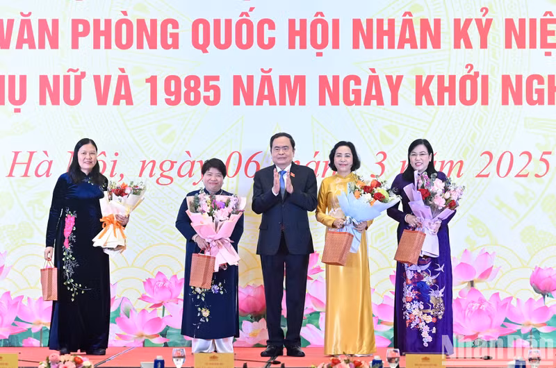 El presidente de la Asamblea Nacional de Vietnam, Tran Thanh Man, entrega flores y obsequios a las diputadas con motivo del Día Internacional de la Mujer. (Foto: VNA)
