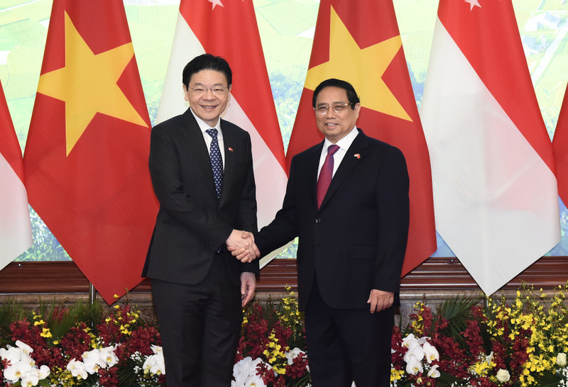 El primer ministro de Vietnam, Pham Minh Chinh, y su homólogo singapurense, Lawrence Wong. (Foto: Nhan Dan)