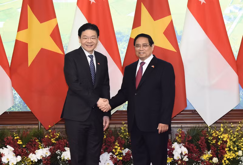 El primer ministro de Vietnam, Pham Minh Chinh, y su homólogo singapurense, Lawrence Wong. (Foto: Nhan Dan)
