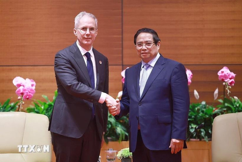El primer ministro Pham Minh Chinh (derecha) y el vicepresidente del BAD, Scott Morris.