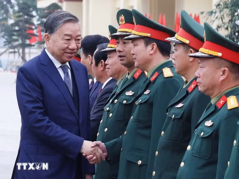 El secretario general del Partido Comunista de Vietnam (PCV), To Lam, efectúa una visita de trabajo a la Brigada de Misiles 490 del Cuerpo de Artillería (Fuente: VNA)